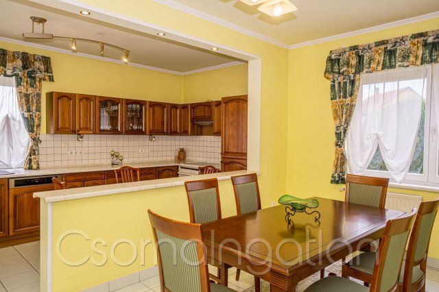 Eladó családi ház, Csornán 115 M Ft, 5 szobás