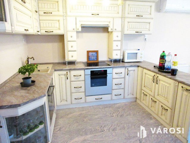 Eladó családi ház, Szadán 119.8 M Ft, 6 szobás