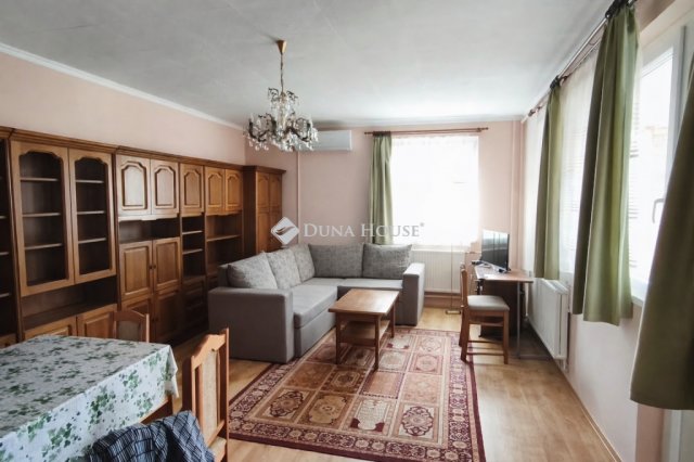 Kiadó családi ház, albérlet, Pécsett 400 E Ft / hó, 6 szobás