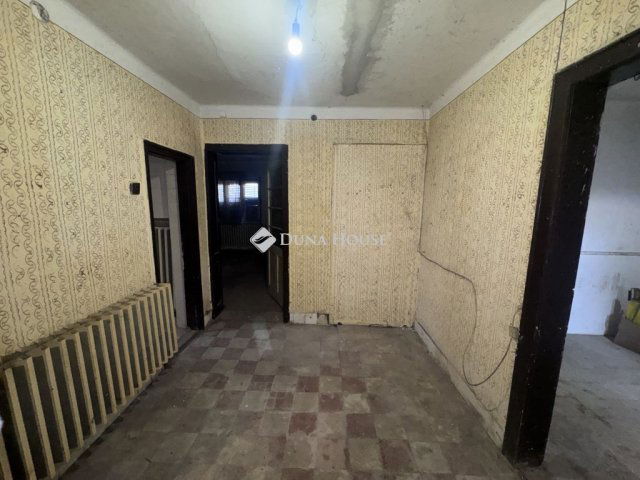 Eladó családi ház, Bicskén 35 M Ft, 2 szobás