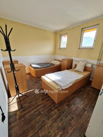 Eladó családi ház, Pápán 249 M Ft, 9+11 szobás