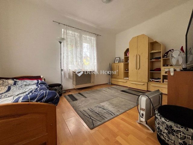 Eladó családi ház, Százhalombattán 85 M Ft, 1 szobás