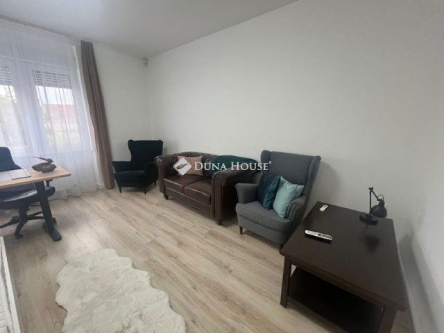 Eladó téglalakás, Pécsett 122 M Ft, 4 szobás