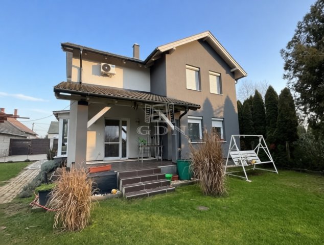 Eladó családi ház, Sárbogárdon 76 M Ft, 4 szobás