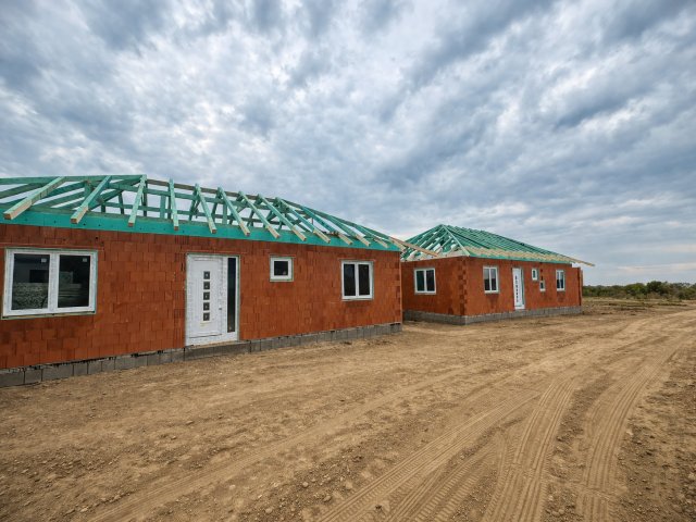 Eladó ikerház, Csörögön 90.8 M Ft, 3+1 szobás