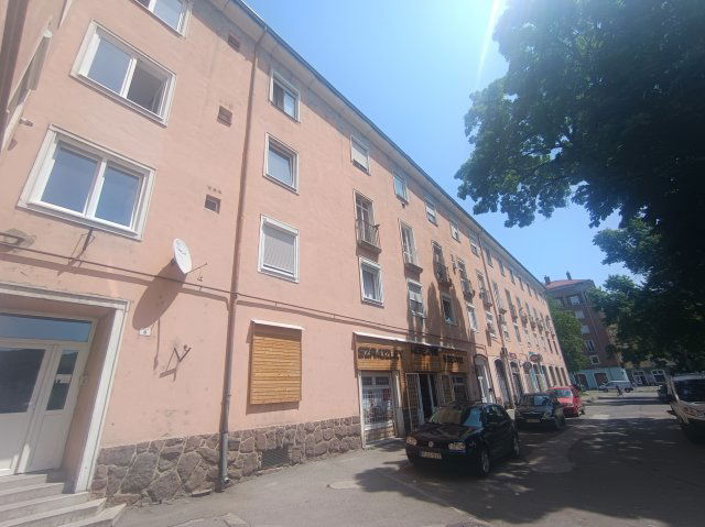 Eladó téglalakás, Komlón 10.9 M Ft, 2 szobás