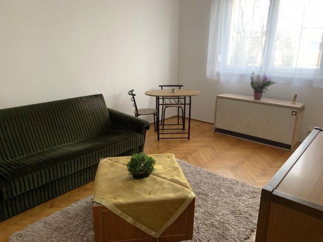 Kiadó panellakás, albérlet, Komáromban 130 E Ft / hó, 1 szobás