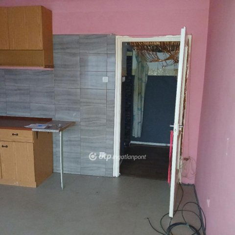 Eladó panellakás, Tatabányán 34.9 M Ft, 1+2 szobás