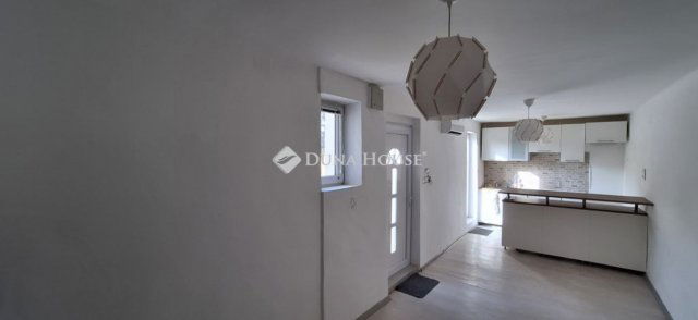 Eladó téglalakás, Pécsett 24.5 M Ft, 2 szobás