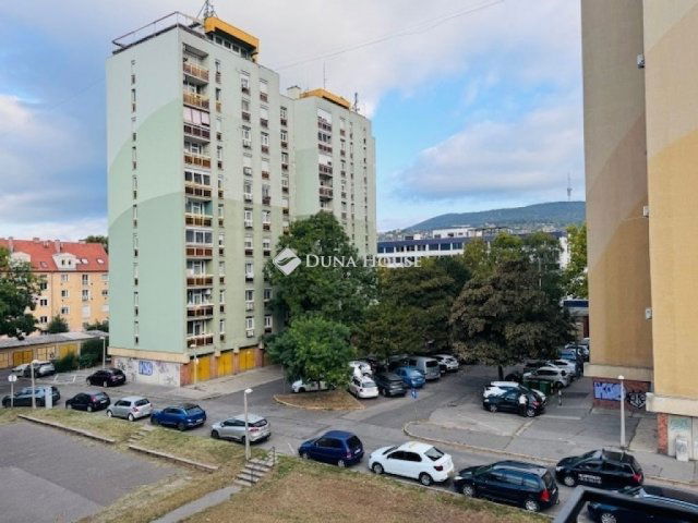 Eladó téglalakás, Pécsett 56.5 M Ft, 3 szobás