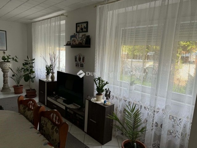 Eladó családi ház, Esztergomban 85 M Ft, 6 szobás