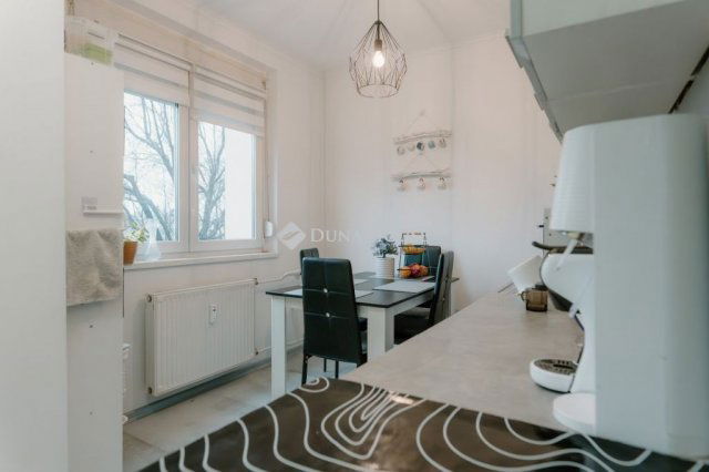 Eladó panellakás, Veszprémben 66.9 M Ft, 3 szobás