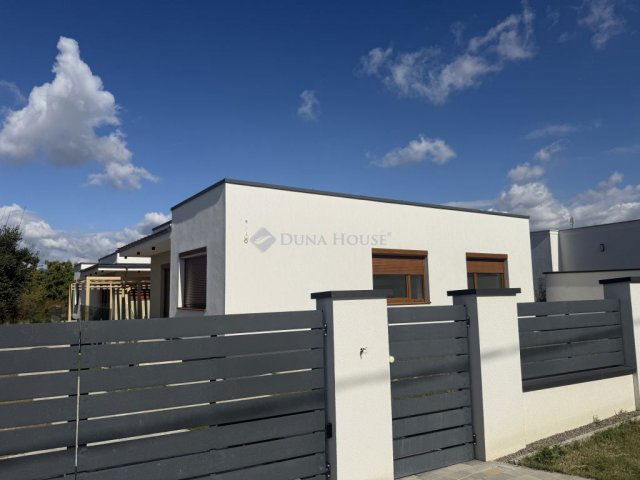 Eladó családi ház, Pécsett, Fenyer dűlőn 115.99 M Ft, 4 szobás