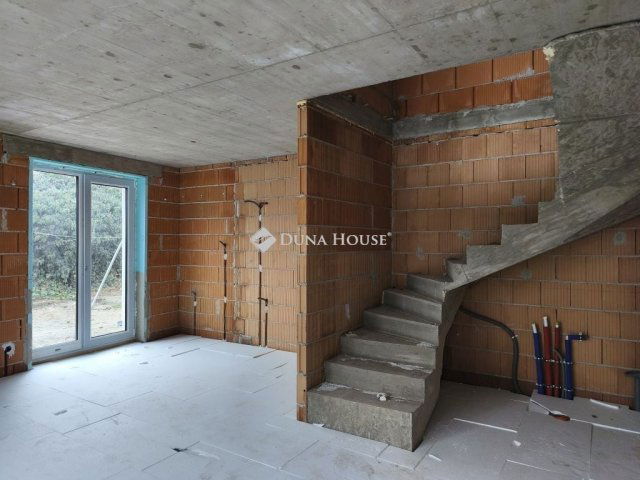 Eladó téglalakás, Dunaharasztin 110.5 M Ft, 4 szobás