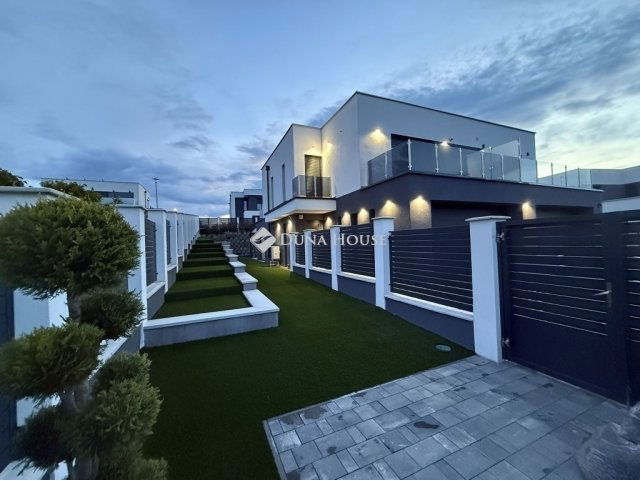 Eladó ikerház, Mogyoródon 198.75 M Ft, 4 szobás