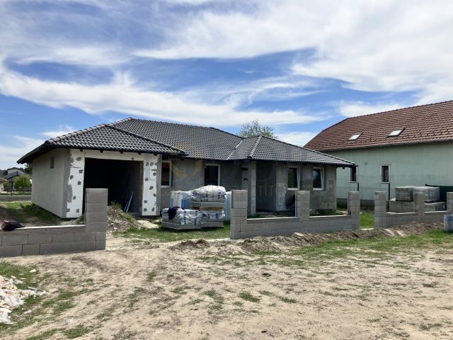 Eladó családi ház, Szigetszentmiklóson 129 M Ft, 5 szobás