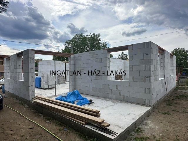 Eladó családi ház, Csörögön 45 M Ft, 4 szobás