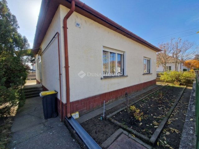 Eladó családi ház, Baján 54.99 M Ft, 4 szobás