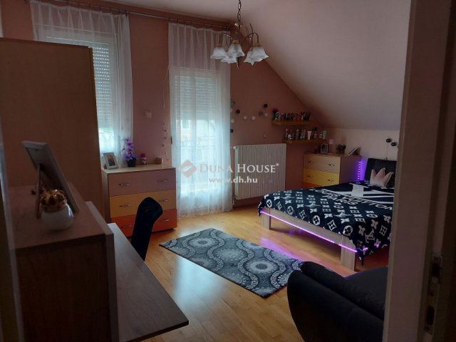 Eladó családi ház, Vecsésen 89 M Ft, 6 szobás