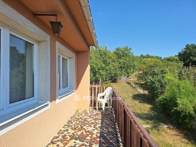 Eladó családi ház, Veszprémfajszon 130 M Ft, 5 szobás