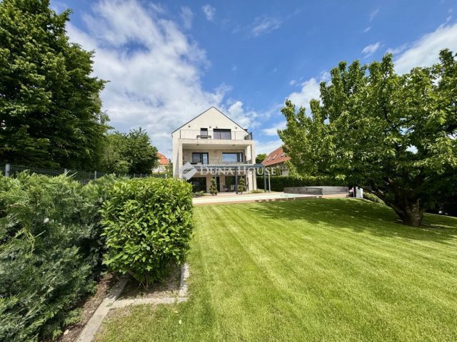 Eladó téglalakás, Balatonfüreden 320 M Ft, 4 szobás