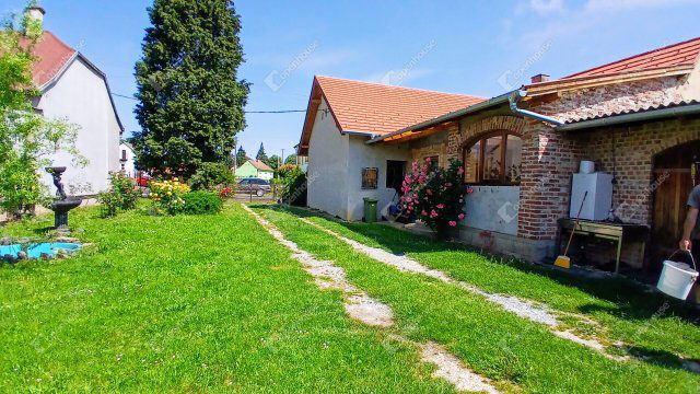 Eladó családi ház, Nován 29.5 M Ft, 2 szobás