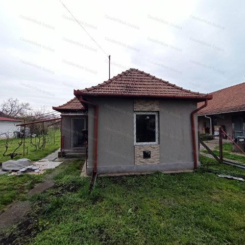 Eladó családi ház, Újszászon 18 M Ft, 1 szobás