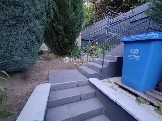 Eladó családi ház, Pécsett 49.9 M Ft, 2 szobás