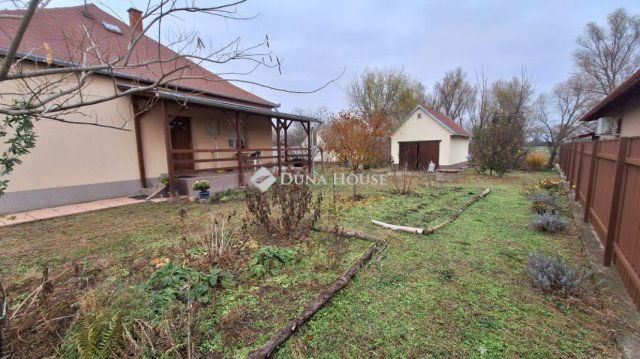 Eladó családi ház, Rácalmáson 52.9 M Ft, 3 szobás