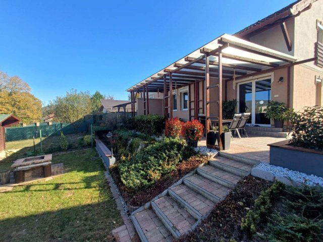 Eladó ikerház, Esztergomban 115 M Ft, 3 szobás