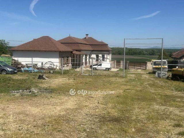 Eladó családi ház, Galgahévízen 120 M Ft, 4 szobás