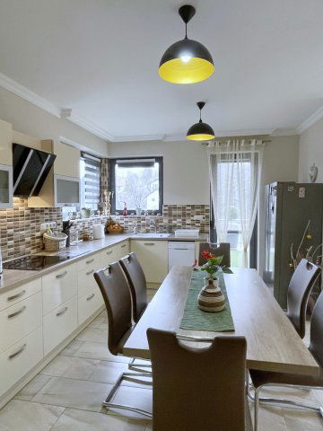 Eladó családi ház, Biatorbágyon 250 M Ft, 4+1 szobás