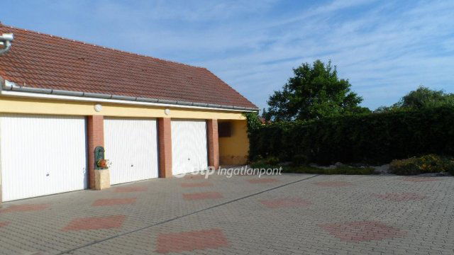 Eladó családi ház, Bocskaikerten 240 M Ft, 3 szobás