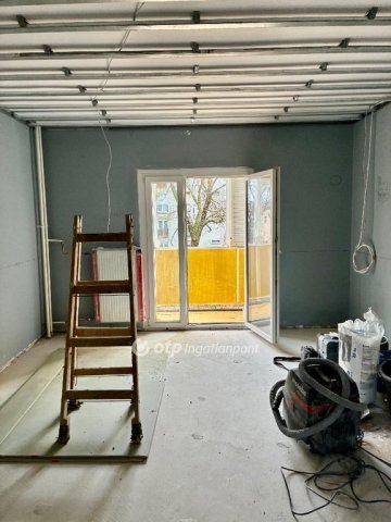 Eladó panellakás, Pécsett 63.9 M Ft, 2 szobás