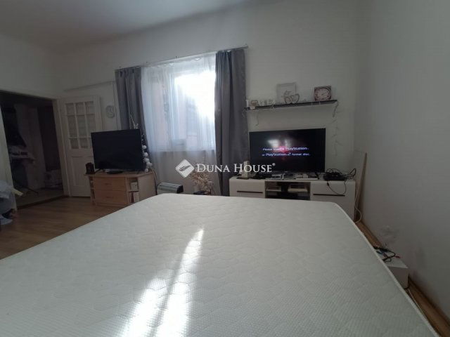 Eladó sorház, Cegléden, Pesti úton 19.9 M Ft, 1 szobás