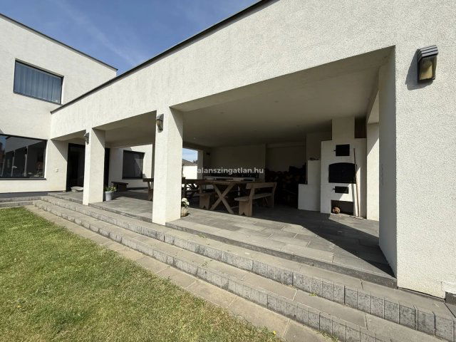 Eladó családi ház, Nyíregyházán 190 M Ft, 5 szobás