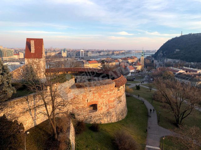 Eladó téglalakás, Budapesten, I. kerületben, Attila úton