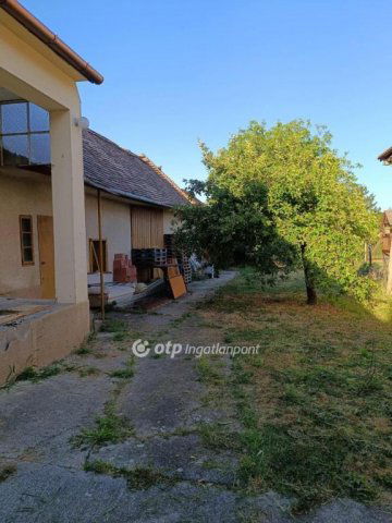 Eladó családi ház, Újpetrén 40 M Ft, 8 szobás