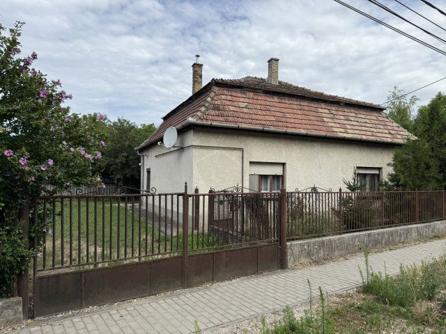Eladó családi ház, Bicskén 51.9 M Ft, 2 szobás