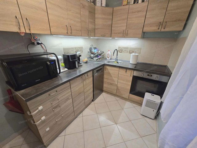 Eladó panellakás, Tatabányán 49.9 M Ft, 3 szobás