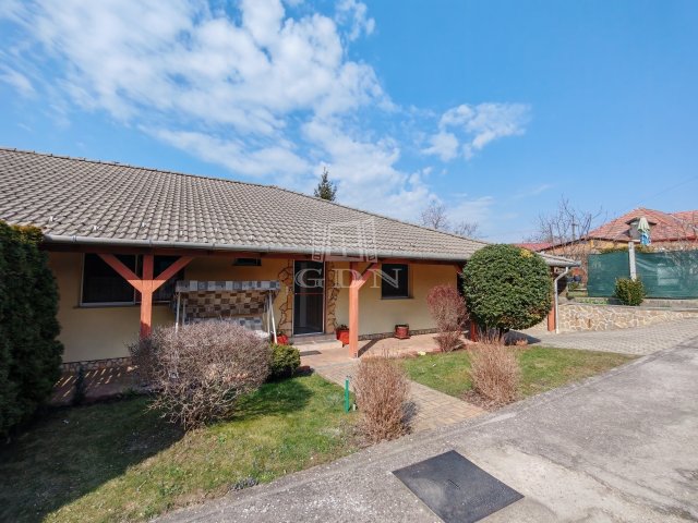 Eladó ikerház, Pécelen 80.9 M Ft, 3+1 szobás