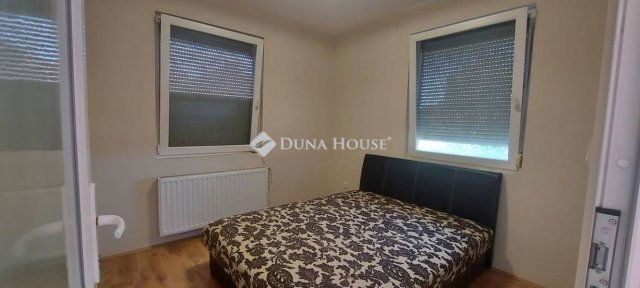 Kiadó téglalakás, albérlet, Pécsett 180 E Ft / hó, 3 szobás