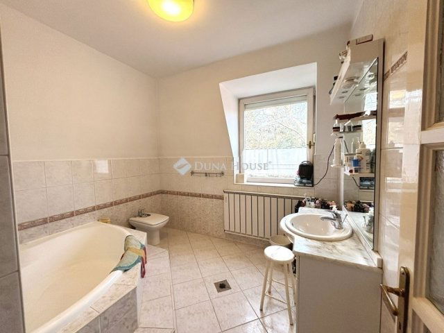 Eladó családi ház, Budapesten, III. kerületben 189.375 M Ft