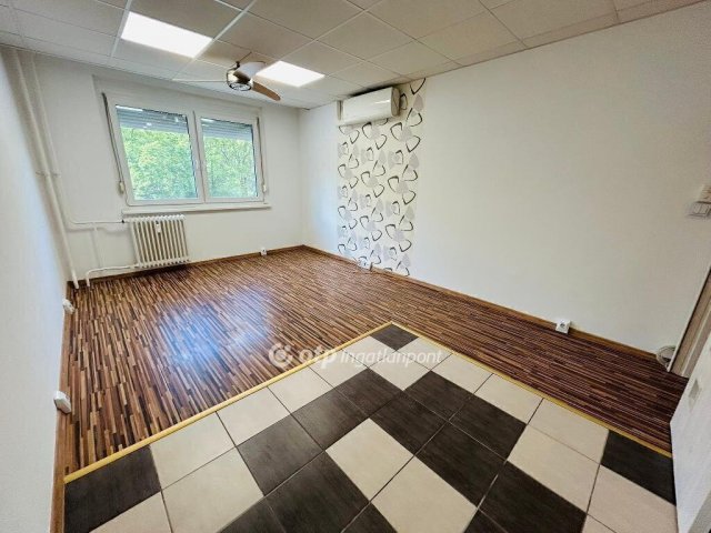 Eladó panellakás, Nyíregyházán 49.99 M Ft, 1+2 szobás