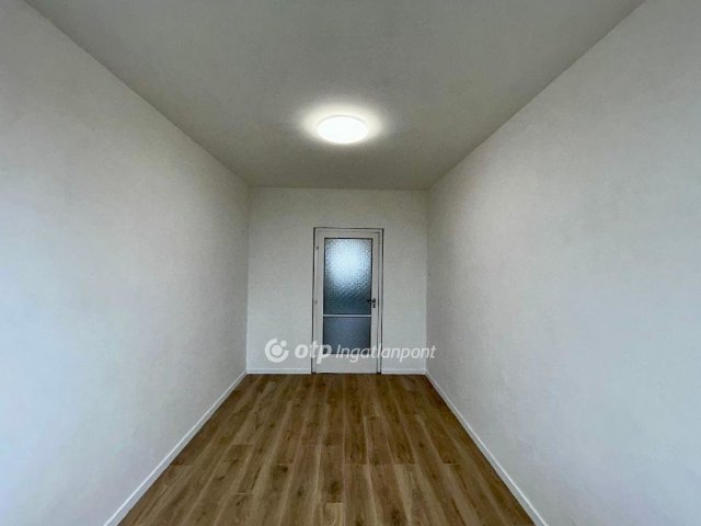 Eladó panellakás, Debrecenben 63.49 M Ft, 3 szobás