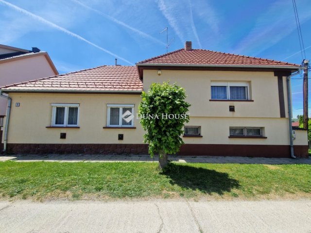 Eladó családi ház, Baján, Zsák utcában 59.99 M Ft, 4 szobás