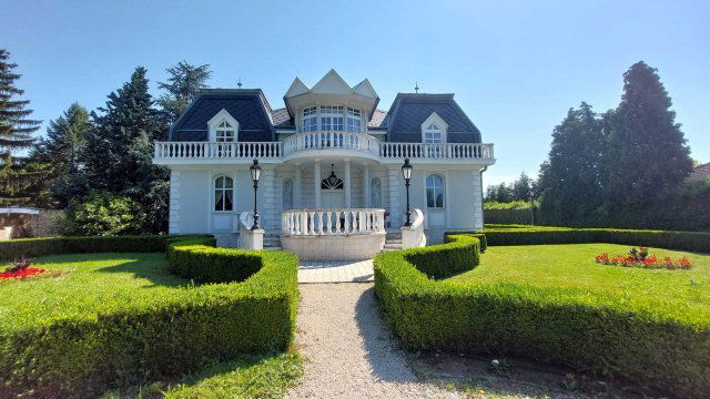 Eladó családi ház, Szombathelyen 723.519 M Ft, 8 szobás