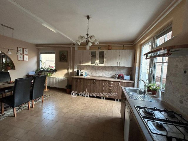 Eladó családi ház, Szegeden 119 M Ft, 4+1 szobás