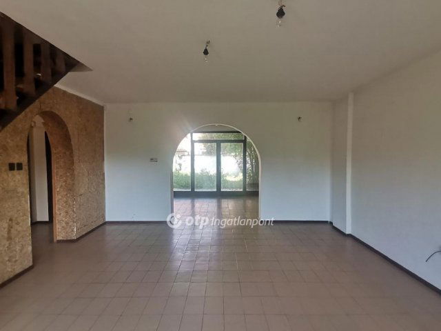 Eladó téglalakás, Békéscsabán 53.9 M Ft, 4 szobás