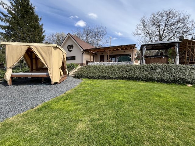 Eladó családi ház, Ajkán 85 M Ft, 2 szobás